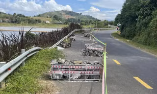 Tỉnh lộ 7 ở Đắk Lắk sạt lở, nứt toác tiềm ẩn tai nạn giao thông