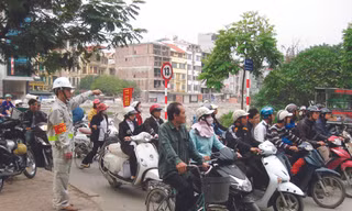 Kỹ sư trẻ Viện Khoa học và Công nghệ GTVT nghiên cứu chống ùn tắc. Ảnh: DMT