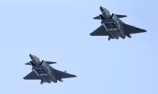 Tiêm kích J-20 mang tên lửa được cho là loại PL-15