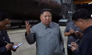 Ông Kim Jong Un tới thăm một nhà máy chế tạo tàu ngầm ở một địa điểm bí mật ngày 23/7 (KCNA)