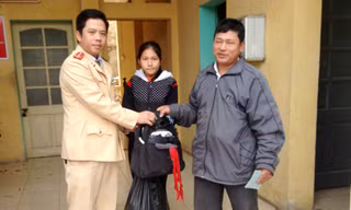 CSGT giúp đỡ bé gái lên Hà Nội tìm mẹ bị lạc đường