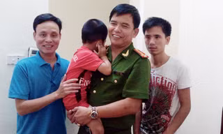Trung tá Thành chụp ảnh kỷ niệm cùng bố con anh Điện (anh Điện ở ngoài cùng bên phải)