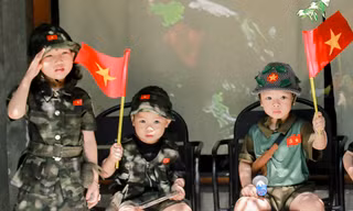 Hình ảnh 'em bé yêu nước' lan tỏa khắp mạng xã hội