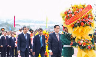 Trưởng Ban Tuyên giáo và Dân vận Trung ương Nguyễn Trọng Nghĩa dâng hương tưởng nhớ anh hùng liệt sĩ tại Bình Định