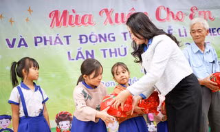 Lì xì heo đất cho thiếu nhi dân tộc có hoàn cảnh khó khăn