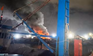 Bình Định 5 tàu cá bốc cháy dữ dội trong đêm.