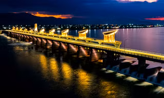 Kiến trúc chiếc lá độc lạ, huyền ảo bên bờ sông Kôn trong đêm