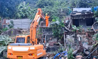 Tháo dỡ loạt công trình tại 'điểm nóng' lấn chiếm, xây dựng không phép dọc Quốc lộ 1D Quy Nhơn