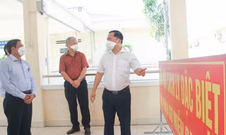 Chủ tịch tỉnh Bình Định Nguyễn Phi Long đi kiểm tra công tác phòng chống dịch tại Trung tâm Y tế huyện Phù Cát. Ảnh: Trương Định