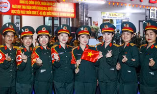 Đoàn tàu chở lực lượng vào TPHCM diễu binh, diễu hành được chào đón nồng ấm tại Bình Định