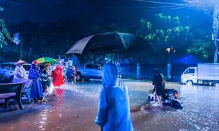 Quy Nhơn: Nước tràn vào nhà, đường biến thành sông sau trận mưa lớn 