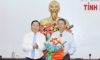 Chủ tịch UBND tỉnh Bình Định Nguyễn Phi Long trao quyết định bổ nhiệm cho ông Trần Văn Thanh (bên phải).