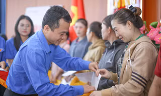 Ấm áp ‘Gian hàng 0 đồng’ cho thanh niên công nhân