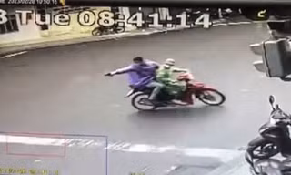 [Video] Nhóm người rượt đuổi, nổ súng bắn nhau trên đường phố như phim hành động