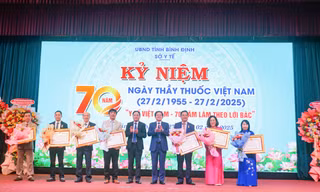  Trao quyết định của Chủ tịch nước cho 7 Thầy thuốc Ưu tú ở Bình Định