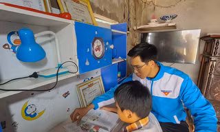 Chàng trai Bình Định là thanh niên tiên tiến làm theo lời Bác, nhận đỡ đầu, dạy võ cho trẻ nghèo