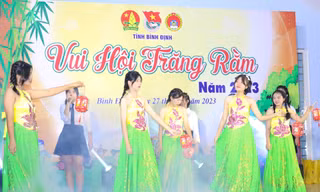 Thiếu nhi Bình Định phá cỗ vui hội trăng rằm