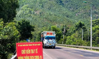 CSGT Bình Định truy bắt ô tô vượt chốt kiểm dịch