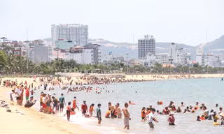 Bãi biển đông nghịt người xuống tắm ‘xả xui’ giữa trưa Tết Đoan Ngọ 
