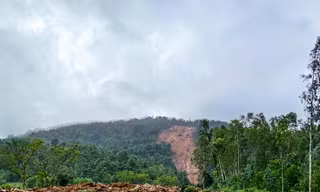 Núi Trang Dài tuôn chảy.