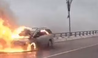 Ô tô bốc cháy dữ dội.