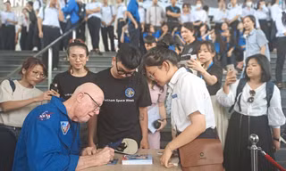 Hơn 1.000 học sinh trò chuyện cùng cựu phi hành gia NASA