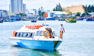 Người dân đảo Cù Lao Xanh được hỗ trợ đi ca nô miễn phí ra đảo