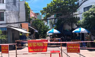 Khu vực phong tỏa ở phường Hải Cảng. Ảnh: N.L