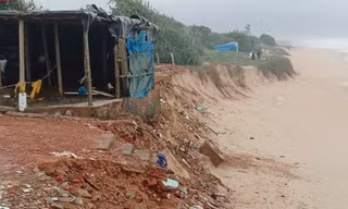 Bờ biển bị sóng 'gặm nát', sơ tán khẩn cấp các hộ dân