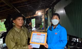 Huyện Đoàn Tây Sơn trao tặng bằng khen cho anh Dết.
