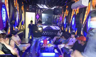 Kiểm tra cơ sở karaoke, lực lượng chức năng phát hiện 10 đối tượng có biểu hiện phê ma túy, qua test nhanh tất cả đều dương tính với ma túy. Ảnh: CACC