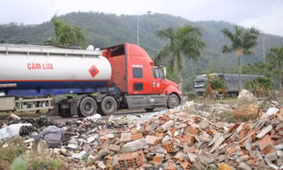 Xà bần chất thành ‘núi’ trên vỉa hè tuyến đường kết nối quan trọng ở Bình Định