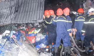 Cháy chợ lúc rạng sáng, 20 gian hàng bị thiêu rụi