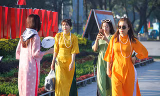Phố biển Quy Nhơn tràn ngập sắc hoa, bạn trẻ rủ nhau xuống phố du xuân