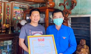 Anh Nguyễn Thành Trung - Phó Bí thư thường trực Tỉnh Đoàn Bình Định đã trao bằng khen của BCH Trung ương Đoàn TNCS Hồ Chí Minh cho anh Nguyễn Xuân Trường,