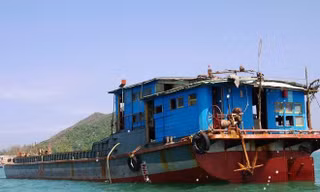 Bình Định thưởng 106 triệu đồng cho ngư dân lai dắt 'tàu ma' về bến