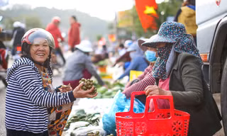 Người người nô nức đi phiên chợ ngày mùng 1 Tết cầu lộc