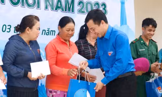 Khám bệnh, phát thuốc miễn phí cho người dân xã đảo Nhơn Châu
