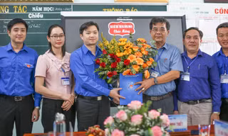 Bí thư T.Ư Đoàn tặng quà trường dân tộc nội trú ở Bình Định
