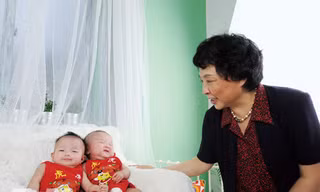 Lý giải chuyện kỳ lạ bà 60 tuổi sinh đôi