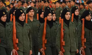 Nữ sinh trường Quân sự Palestine duyệt binh ngày tốt nghiệp