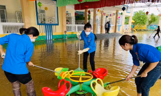 Thanh niên tình nguyện dọn trường, đường làng sau lũ