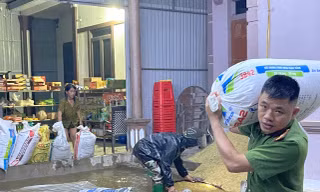 Mưa lớn, người Hà Tĩnh 'trắng đêm' chạy lũ