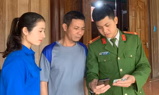 Tuổi trẻ Hà Tĩnh 'đi từng ngõ, gõ cửa từng nhà' giúp người dân cài tài khoản định danh điện tử