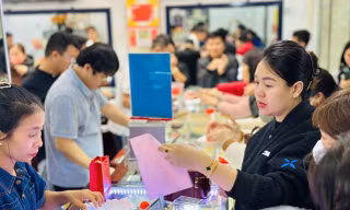 Tiệm vàng ngày Thần tài: Nơi chen chúc, chỗ vắng hoe