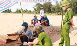 Ngành chức năng có mặt tại nơi phát hiện thi thể nạn nhân để điều tra nguyên nhân cái chết. Ảnh H.N Báo Hà Tĩnh