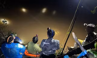 Hàng trăm người xuyên đêm tìm người phụ nữ ở Hà Tĩnh bị lũ cuốn trôi