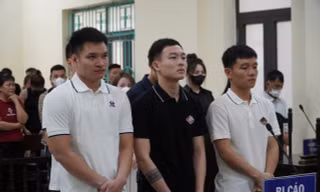 Lý do hoãn phiên xét xử 5 cầu thủ tổ chức 'tiệc' ma túy cùng 5 cô gái trong khách sạn