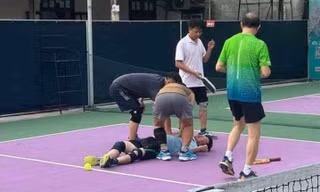 Người đàn ông gục xuống sân, tử vong khi đang chơi pickleball
