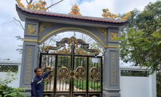 Dân bức xúc vì ‘mất đường’ do đền thờ làm cổng chắn ngang